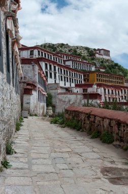 LHASA, TIBET, ÇİN - 17 Ağustos 2018: Wangbur Dağı 'nın tepesinde yer alan Ganden Manastırı, Tibet' in 