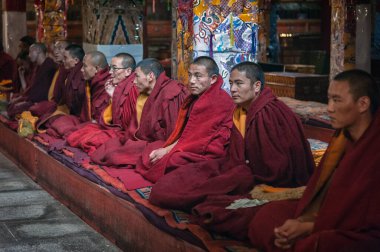 LHASA, TIBET, ÇİN - 17 AĞUSTOS 2018: Wangbur Dağı 'nın tepesindeki Ganden Manastırı' ndaki Tibetli keşişler, Lhasa Tibet 