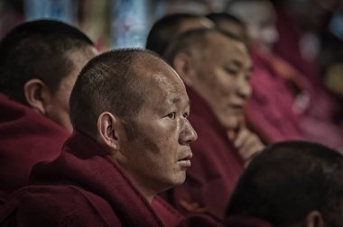 LHASA, TIBET, ÇİN - 17 AĞUSTOS 2018: Wangbur Dağı 'nın tepesindeki Ganden Manastırı' ndaki Tibetli keşişler, Lhasa Tibet 