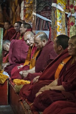 LHASA, TIBET, ÇİN - 17 AĞUSTOS 2018: Wangbur Dağı 'nın tepesindeki Ganden Manastırı' ndaki Tibetli keşişler, Lhasa Tibet 