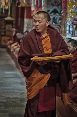 LHASA, TIBET, ÇİN - 17 AĞUSTOS 2018: Wangbur Dağı 'nın tepesindeki Ganden Manastırı' ndaki Tibetli keşişler, Lhasa Tibet 