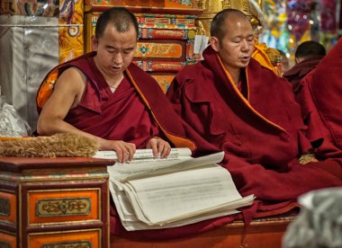 LHASA, TIBET, ÇİN - 17 AĞUSTOS 2018: Wangbur Dağı 'nın tepesindeki Ganden Manastırı' ndaki Tibetli keşişler, Lhasa Tibet 