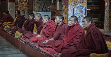 LHASA, TIBET, ÇİN - 17 AĞUSTOS 2018: Wangbur Dağı 'nın tepesindeki Ganden Manastırı' ndaki Tibetli keşişler, Lhasa Tibet 