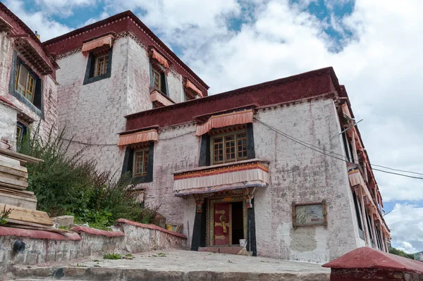 チベット 2018年8月17日 湾岸の山の頂上に位置するガンデン修道院は チベットの 偉大な3 Gelug大学修道院の一つです — ストック写真
