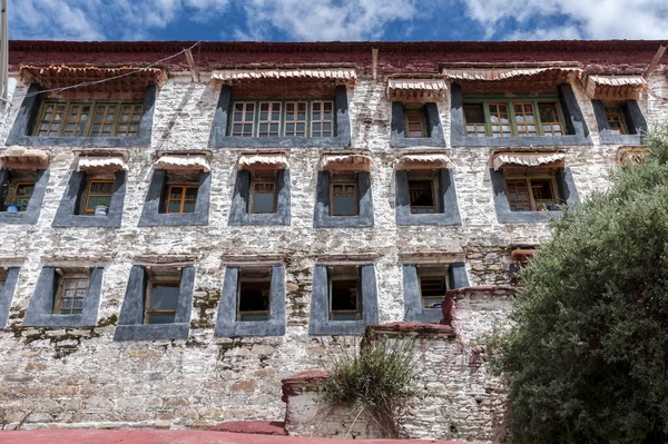 LHASA, TIBET, ÇİN - 17 Ağustos 2018: Wangbur Dağı 'nın tepesinde yer alan Ganden Manastırı, Tibet' in 