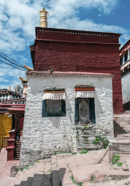 チベット 2018年8月17日 湾岸の山の頂上に位置するガンデン修道院は チベットの 偉大な3 Gelug大学修道院の一つです — ストック写真