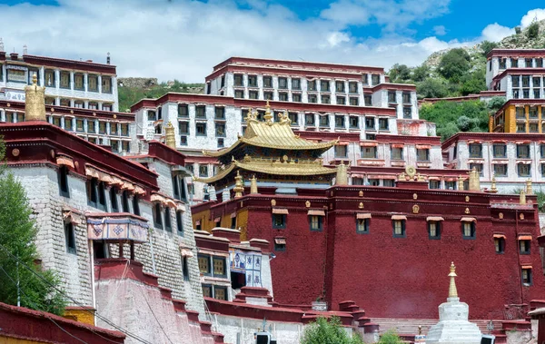 2018年8月17日 位于王伯山顶上的甘登寺是西藏 Gelug大学修道院之一 — 图库照片