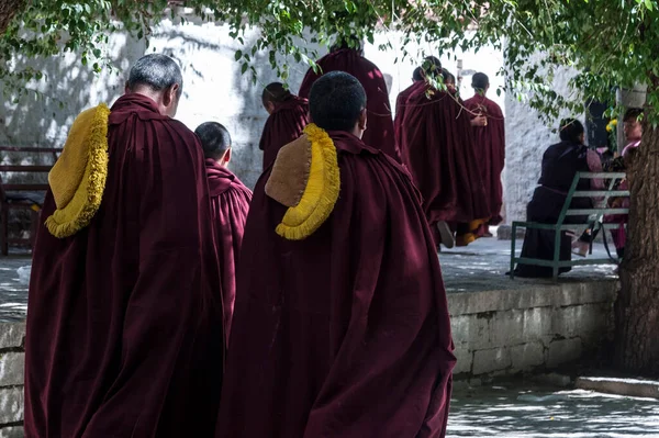 Lhasa Tibet China Agosto 2018 Monges Budistas Tibetanos Chapéus Amarelos — Fotografia de Stock