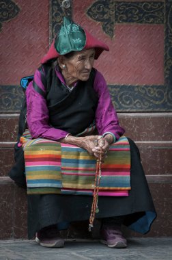 Jokhang tapınağının önündeki seyyah. Barkhor Meydanı 'ndaki Budist Tapınağı Tibet' teki en kutsal ve önemli tapınaktır..