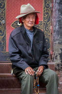 Jokhang tapınağının önündeki seyyah. Barkhor Meydanı 'ndaki Budist Tapınağı Tibet' teki en kutsal ve önemli tapınaktır..