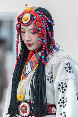 Jokhang tapınağının önündeki seyyah. Barkhor Meydanı 'ndaki Budist Tapınağı Tibet' teki en kutsal ve önemli tapınaktır..