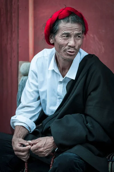 Lhasa Tibet China August 2018 Pilgrim Front Jokhang Temple 巴哈尔广场的佛寺被认为是西藏最神圣 — 图库照片