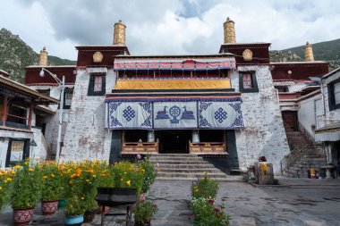 Güzel Jokhang tapınağı. Barkhor Meydanı 'ndaki Budist Tapınağı, Lhasa' daki en kutsal ve önemli tapınak olarak kabul edilir.