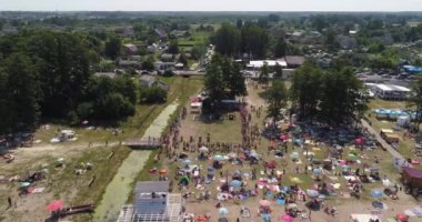 mavi masmavi su ile güneşli kumlu plaj havadan görünümüdür. yaz tatili