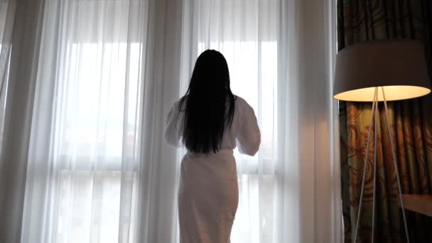 Kobieta Otwiera Rano Zasłony Pokoju Hotelowym — Wideo stockowe