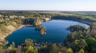 Yaz Bazalt Sütunları Jeolojik Rezerv ve Basaltove Gölü, Rivne Bölgesi Kostopil Bölgesi, Ukrayna.