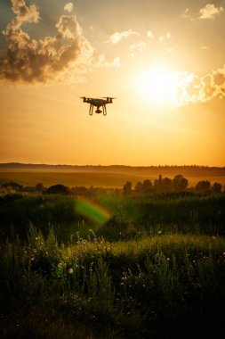 Saha üzerinde uçan dron, gün batımı