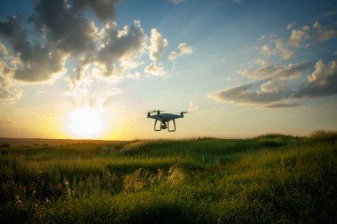 Saha üzerinde uçan dron, gün batımı