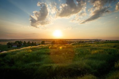 Güzel arazi manzarası. Yeşil çimenler ve bulutlu mavi gökyüzü. Doğa koruma kavramı