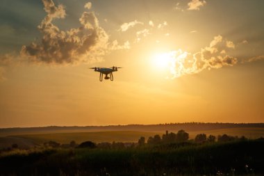 Saha üzerinde uçan dron, gün batımı