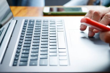 Laptop klavyesinde yazı yazan elleri kapat 