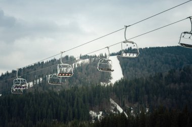 Sandalye yukarı doğru hareket eder ve dağın zirvesine ulaşır