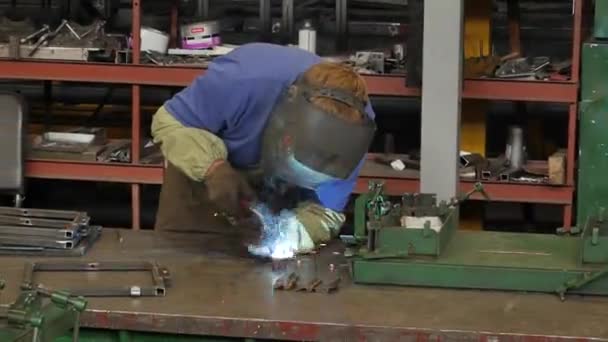 Muncitor Industrial Structura Oțel Sudură Din Fabrică — Videoclip de stoc