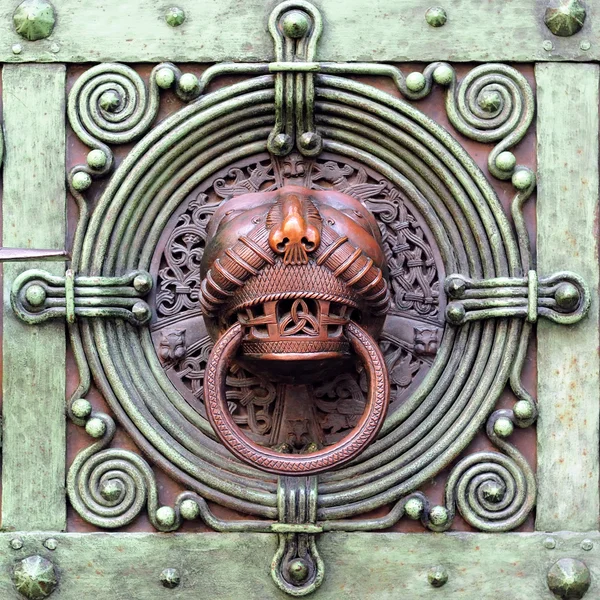 Eski evinde ahşap kapı