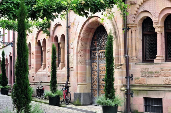 Eski şehirde ahşap kapı