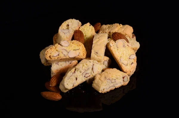 Cantuccini veya Cantucci veya Biscotti di Prato, İtalyan bademli bisküvileri 