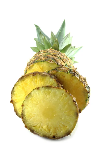 Ananas maturo con fette — Foto Stock