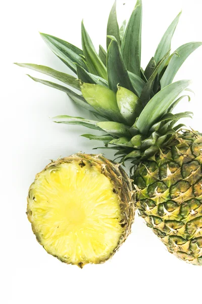 Mogen ananas med skivor — Stockfoto