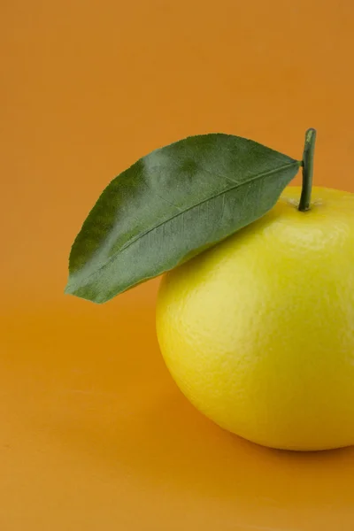Спелый аппетитный грейпфрут — стоковое фото
