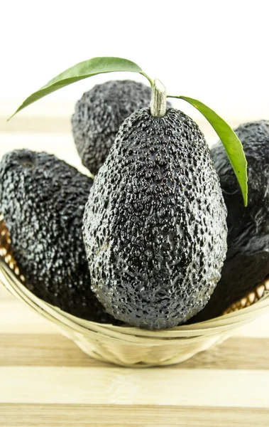 Zwarte rijpe avocado 's — Stockfoto