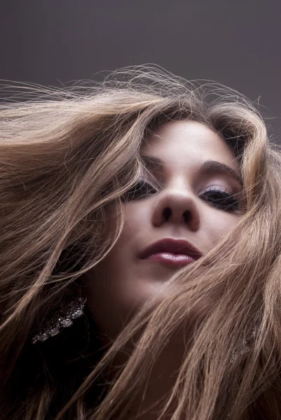 Retrato de mujer sobre fondo gris — Foto de Stock