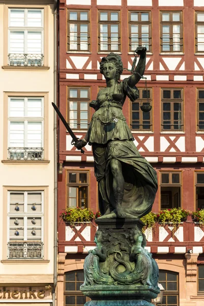 正义女神像 fankfurt — 图库照片