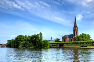 Nehri üzerinde Franckfurt Kilisesi