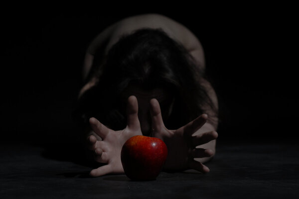 женщина с яблоком