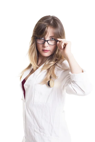 Femme médecin peering à partir de lunettes de vue — Photo