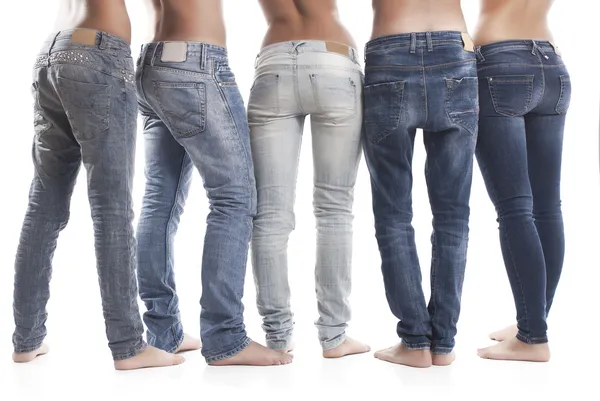Section basse de personnes portant des jeans bleus — Photo