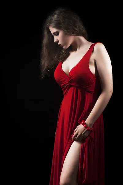 Belle jeune femme en robe rouge élégante — Photo