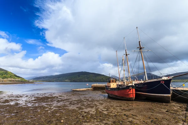 Paisaje con barcos en el puerto —  Fotos de Stock