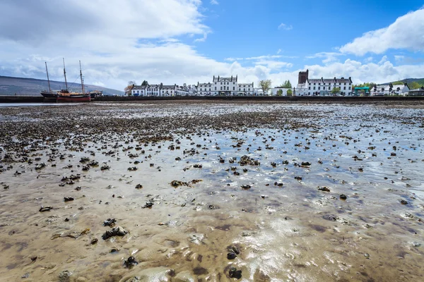 Mudflats with village in the background — Stock Photo, Image