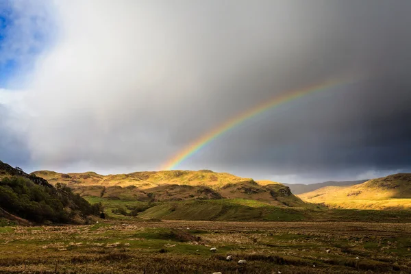 Dağların üzerinden Rainbow — Stok fotoğraf