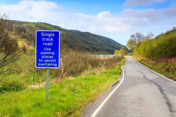 Single track road in the highlands — Stock Photo, Image