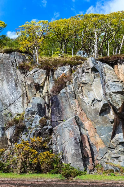 Steep rocks along the road side — Stock Photo, Image