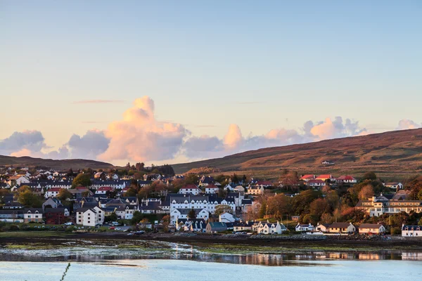 Village near the lake in the evening sun — Stock Photo, Image