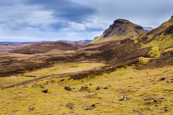 Paisagem montanhosa em um dia nublado escuro — Fotografia de Stock