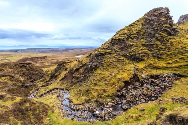 Rivier stream in een berglandschap — Stockfoto