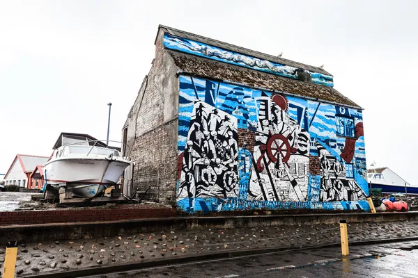 Graffiti-Kunstwerk auf einem Bootshaus — Stockfoto